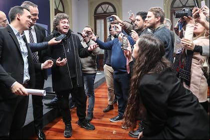 Lanari, Adorni y Milei, en conferencia de prensa