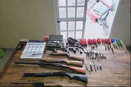 Las armas secuestradas a Hernán Safontas en su casa de González Catán, donde amenazó a su familia