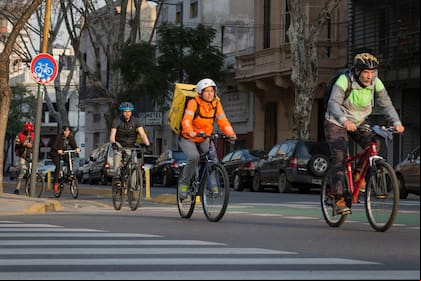 Las (cada vez más) transitadas ciclovías porteñas han sumado diversos actores, como las bicicletas asistidas o los monopatines eléctricos, y a veces el desplazamiento se vuelve complejo: ¿cómo circular en armonía en un terreno de reglas todavía difusas?