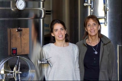 Las emprendedoras Mariana Barrera y María Inés Caparrós en su fábrica de sidra en Río Negro
