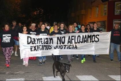 Las hermanas y la madre de Damián Sepúlveda, en una marcha