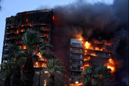 Las llamas devoran dos edificios en Valencia, España