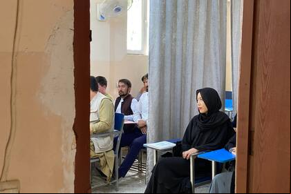 Las mujeres fueron separadas de los hombres en el primer día de clases tras el triunfo talibán