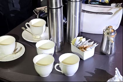 Las tazas que utilizaron los seis turistas durante su estadía en el Grand Hyatt Erawan Bangkok
