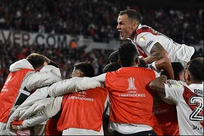 Leandro González Pirez y un festejo de gol en la cima de la montonera con sus compañeros