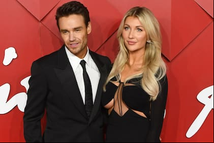 Liam Payne y su última novia, Kate Cassidy
British pop star Liam Payne, former member of boy band One Direction, was found dead at the age of 31 in a hotel in Buenos Aires. The tragic incident occurred this Wednesday, where the singer reportedly fell from the third floor of the Casa Sur hotel located in the Palermo district. The musician arrived in the country earlier this month to perform a show at the Movistar Arena. Police are currently investigating whether it was an accident or a possible suicide.
***
La estrella del pop británico Liam Payne, exintegrante de la boy band One Direction, fue hallado muerto a los 31 años en un hotel de Buenos Aires. El trágico incidente ocurrió este miércoles, donde el cantante habría caído desde el tercer piso del hotel Casa Sur ubicado en el barrio de Palermo. El músico llegó al país a principios de este mes para realizar un espectáculo en el Movistar Arena. Actualmente la policía está investigando si se trató de un accidente o de un posible suicidio.
Liam Payne , Kate Cassidy
The Fashion Awards 2022
London, UK
6th December 2022
ph. Max Montingelli / Alfonso Catalano / SGP
*not exclusive