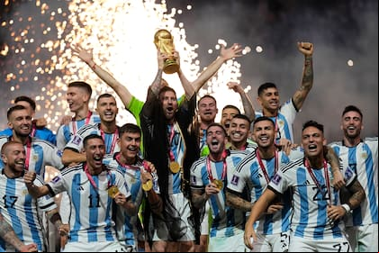Lionel Messi alza la Copa del Mundo tras vencer en la final a Francia, el 18 de diciembre de 2022