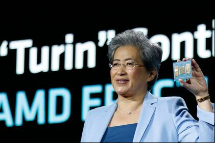 Lisa Su, la CEO de AMD, con un chip Turin para servidores