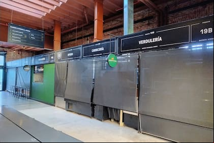 Locales cerrados en plena hora del almuerzo y una imagen desolada en el mercado inaugurado en 2022