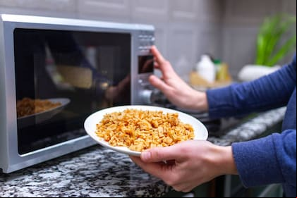 Los alimentos que no deberías recalentar en el microondas (Foto: Istock)