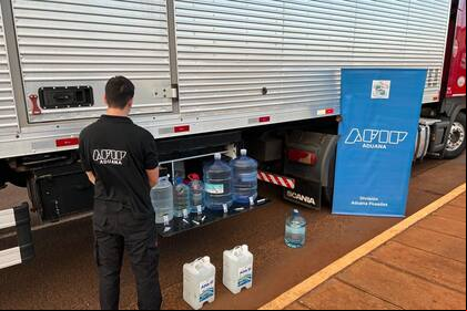 Los bidones con ketamina, secuestrados a un camionero paraguayo en el puesto aduanero de Posadas