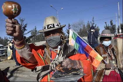 Los campesinos e indígenas bolivianos, partidarios del ex presidente boliviano Evo Morales, participan en una protesta contra un segundo aplazamiento de las elecciones generales debido a la pandemia de coronavirus, en El Alto, Bolivia, el 28 de julio de 2020