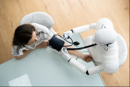 Los chatbots se transformaron en una primera fuente de consulta antes de llegar a la visita médica; los expertos consideran que pueden servir para hacer una recopilación inicial de síntomas antes del encuentro entre pacientes y doctores