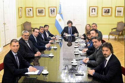 Los diputados radicales Luis Picat, José Tournier, Pablo Cervi, Mariano Campero y Martín Arjol, que cambiaron su voto en la reforma jubilatoria, junto al presidente Javier Milei y funcionarios del gabinete