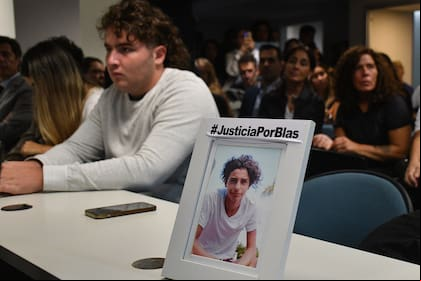 Los dos policías acusados de disparar y matar a Valentino Blas Correas (17) al tirar contra el auto en el que se trasladaba con amigos por la capital cordobesa en agosto de 2020, dijeron hoy, al pronunciar sus "últimas palabras" antes del veredicto del jurado popular, que no tuvieron "intención" de matar, mientras que los otros 11 efectivos imputados por encubrimiento se declararon inocentes o dijeron que cometieron "errores".
31-3-2022
FOTO LAURA LESCANO / TELAM