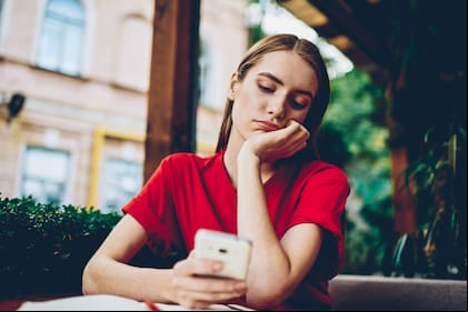 Los expertos coinciden en que el scroll infinito en redes sociales no logra cortar con el aburrimiento porque lo hacemos sin prestarle real atención