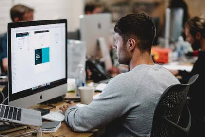 Los expertos tienen una serie de recomendaciones para que el trabajo sentado no afecte tu salud