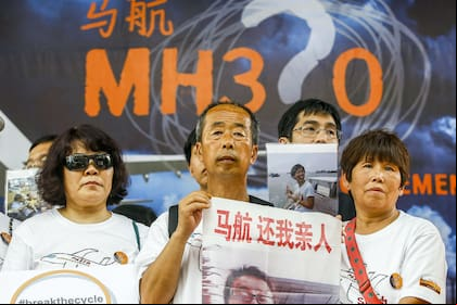 Los familiares de los pasajeros del vuelo MH370 de Malaysia se resisten a bajar a los brazos y exigen que siga la búsqueda
