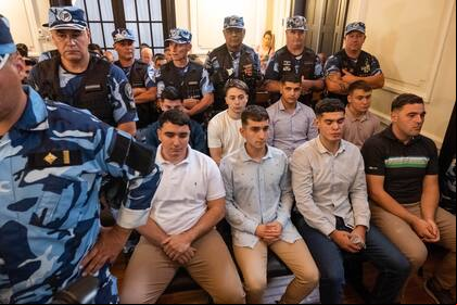 Los fiscales que intervienen en el juicio por el crimen de Fernando Báez Sosa pidieron hoy que los ocho acusados de matarlo a golpes sean condenados a prisión perpetua