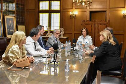 Los fiscales Susana Pernas, Fernando Arrigo, Marcelo Varona , Walter Fernández, Fabiana León, Paula Asaro y Ricardo Saénz, representantes de las asociaciones de fiscales