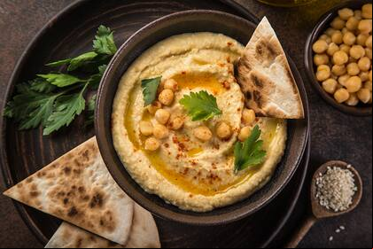 Los garbanzos contienen más calcio que la leche y son una poderosa fuente de omega-3 y energía. FOTO: hummus tradicional que se realiza con garbanzos