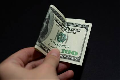 Los importadores aseguran que hoy tienen más trabas para acceder al dólar oficial por retrasos en el otorgamiento de licencias no automáticas, una autorización especial que requieren algunos productos por razones de control