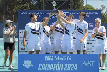 Los integrantes del Club Belgrano alzan la Copa en el Mayling Club de Campo