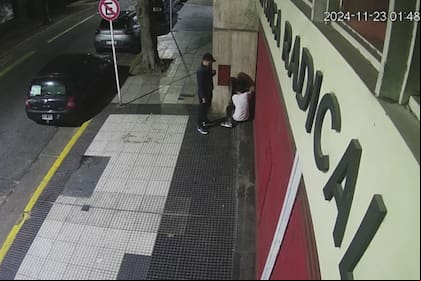 Los jóvenes mientras cortan la electricidad del local de la UCR