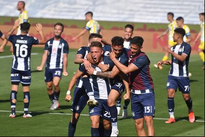 Los jugadores de Talleres abrazan a Mateo Retegui, autor de dos goles en la victoria del líder de la Liga Profesional por 4-1 sobre Rosario Central.