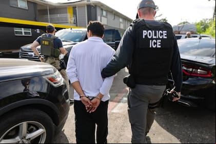 Los oficiales hacen cumplir las leyes migratorias mediante arrestos, detenciones y expulsiones