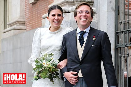 Los recién casados salen de la parroquia del Sagrado Corazón y San Francisco de Borja de la capital española.