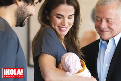 Los Reyes de Jordania, acompañados por su yerno, miran encantados a Amina, "la nueva bendición de la familia", según las palabras de la feliz abuela.