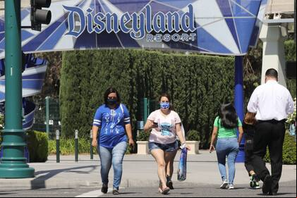 Los visitantes de Downtown Disney, ayer en su apertura en California