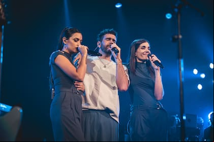 Magamo, rodeado por Abril Olivera y An Espil: las tres voces de Nafta; la banda se consagró con dos shows soberbios en el Movistar Arena