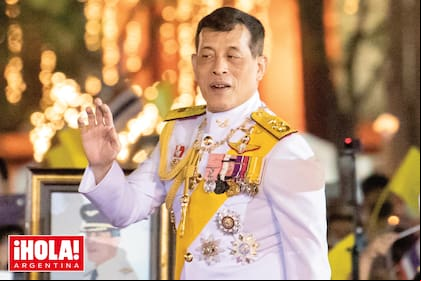Maha Vajiralongkorn (Rama X), saludando en Sanam Luang, enfrente del palacio real, en durante una celebración realizada en 2020 en honor al nacimiento de su padre, el rey Bhumibol Adulyadej (Rama IX).