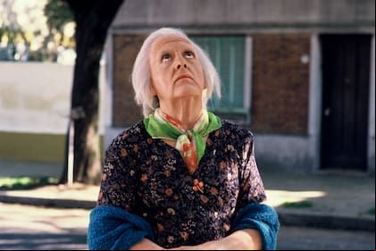 Mamá Cora, cuando la llaman para que cuide al nene de una vecina; desde allí se desencadena la búsqueda de la abuela