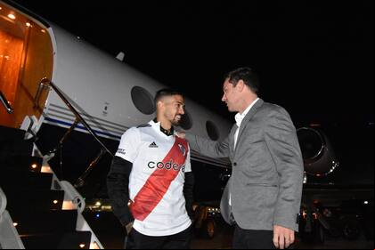 Manuel Lanzini, la flamante incorporación de River, llegó hoy a la Argentina y fue recibido por el presidente del club, Jorge Brito