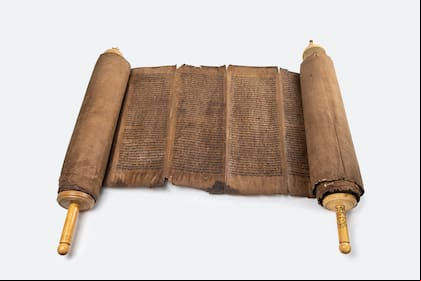Manuscrito del Antiguo Testamento muy antiguo que se salvó de la Inquisión y del Holocausto, y se expone en el Museo del Holocausto.
