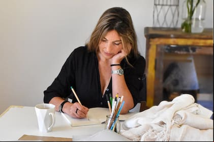 María Esther Ferreyra diseña indumentaria con telas del tambo de su familia