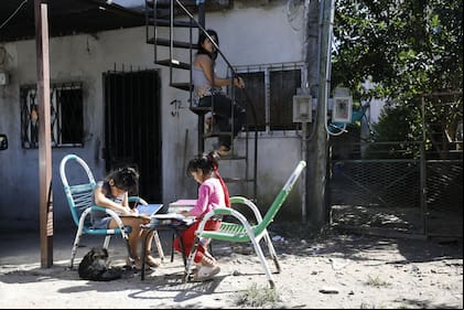 Maria, Marina y Violeta. Merendero en el Barrio La Mascota, de Tigre. Ahi la referente y los vecinos estan preocupados porque, con el cierre de las escuelas, los chicos estan todo el dia en la calle sin contencion ni protocolos
COVID_19
FOTO: RICARDO PRISTUPLU