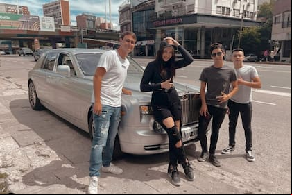 Marta Fort con amigos, posando sobre el Rolls Royce Phantom de su padre (Instagram)