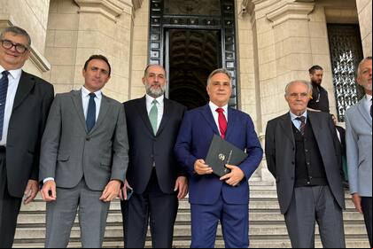 Martín Llaryora fue a la audiencia acompañado por varios de sus funcionarios.