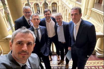 Martín Menem, junto a José Tournier, Luis Picat, Martín Arjol, Mariano Campero y Pablo Cervi, en la Casa Rosada