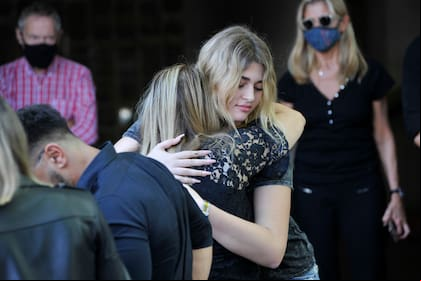 Martita Fort, custodiada por la niñera, Marisa, en el último adiós a Gustavo Martínez