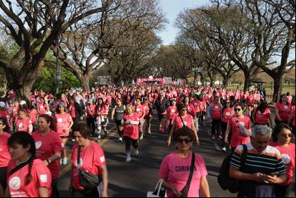 Más de 12.000 personas caminaron para recordar la importancia de la detección temprana del cáncer de mama