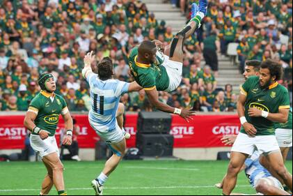 Mateo Carreras hace volar a Aphelele Fassi; el argentino recibió la tarjeta amarilla y condicionó a los Pumas frente a Sudáfrica, en el desenlace del Rugby Championship.