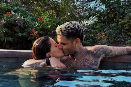 Mauro Icardi y la China Suárez se mostraron a los besos en la pileta