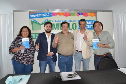 Mauro Tanos, de saco azul, en un acto con el kirchnerista Rodolfo Tailhade por la presentación del libro Transparencia Institucional, en Merlo