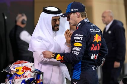 Max Verstappen en una charla con el presidente de la FIA Mohammed Ben Sulayem (AP Foto/Darko Bandic)