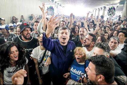 Máximo Kirchner con la columna de La Cámpora en el tunel de Av. del Libertador